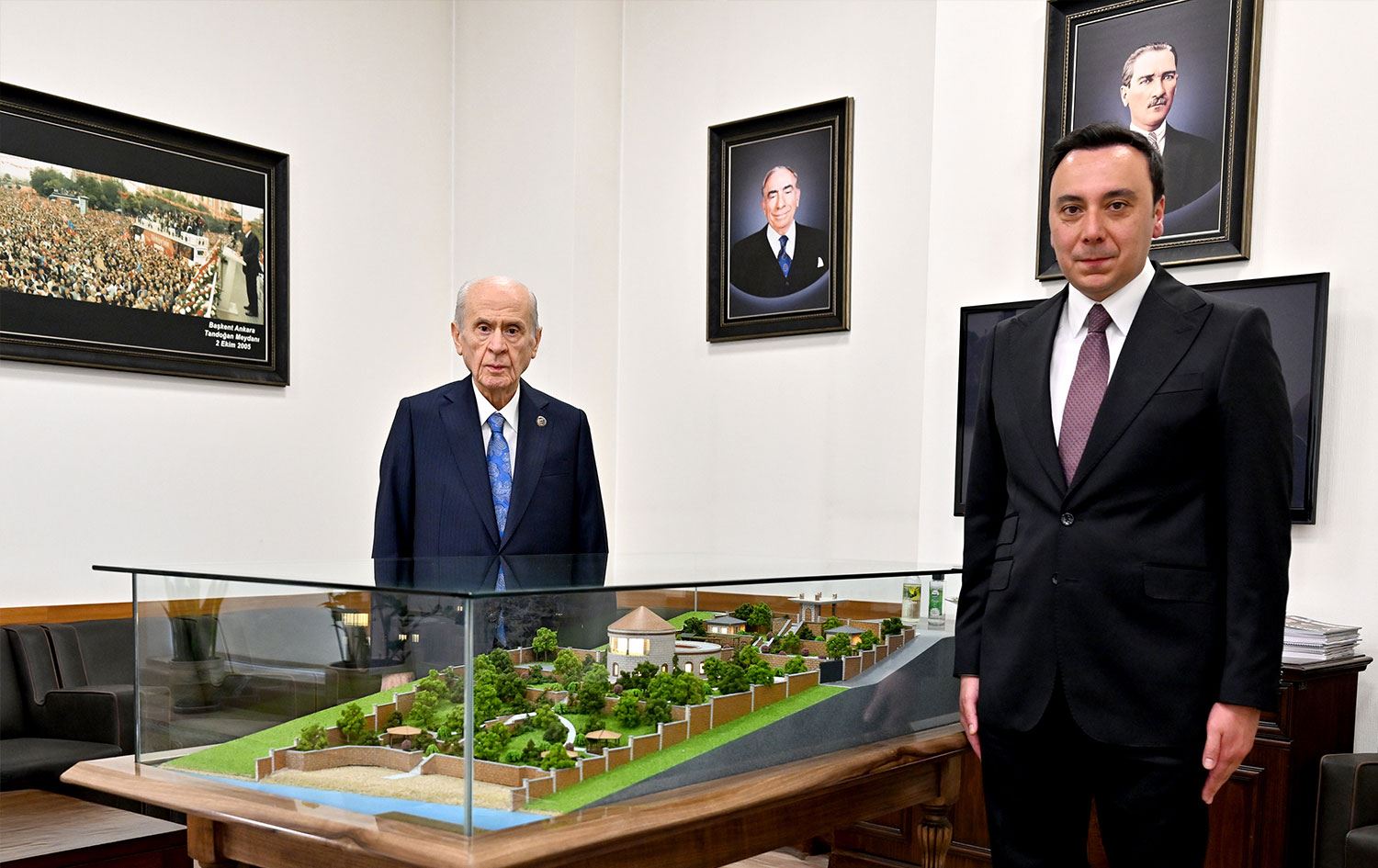 Devlet Bahçeli (solda), Mimar Hayri Bulut (sağda) ile birlikte konağın maketini inceledi