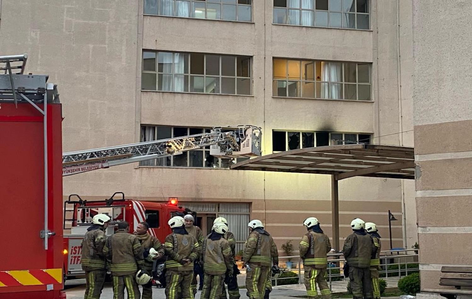 Ekipler hızlı bir şekilde olay yerine sevk edildi, yangın kontrol altına alındı / Fotoğraf: İHA 
