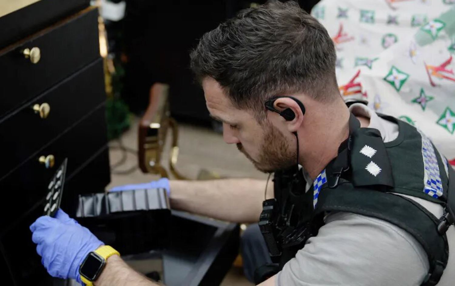 پۆلیسی بەریتانیا 265 سەرتاشخانە و فرۆشگا دەپشکنێت؛ خاوەنی بەشێکیان کوردن