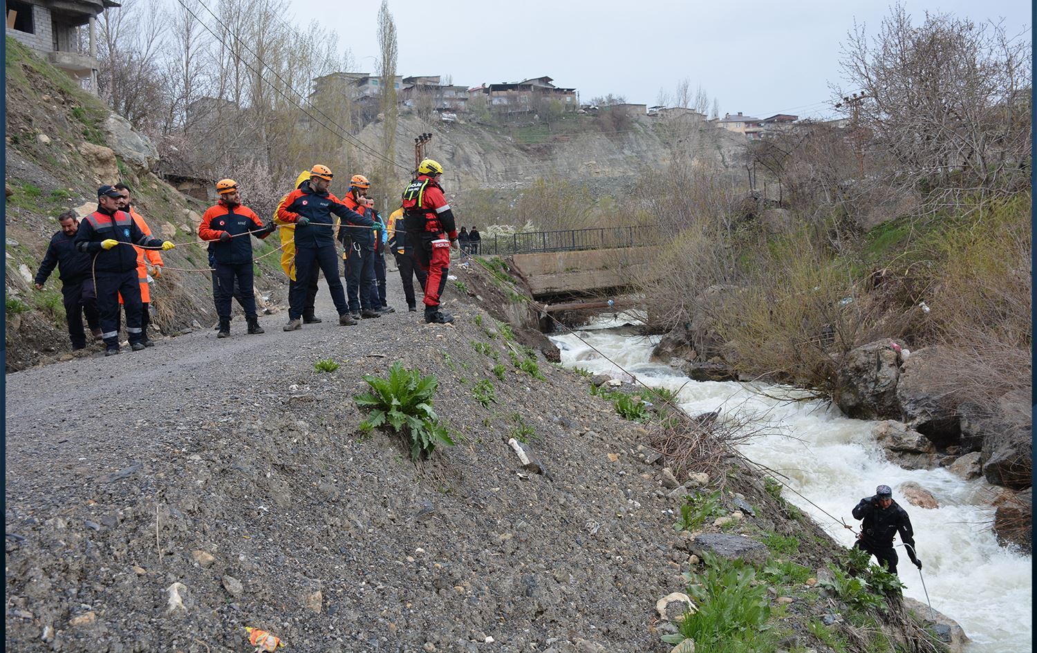 Hakkari'de kayıp kadını arama çalışmaları sürüyor. / Foto: AA