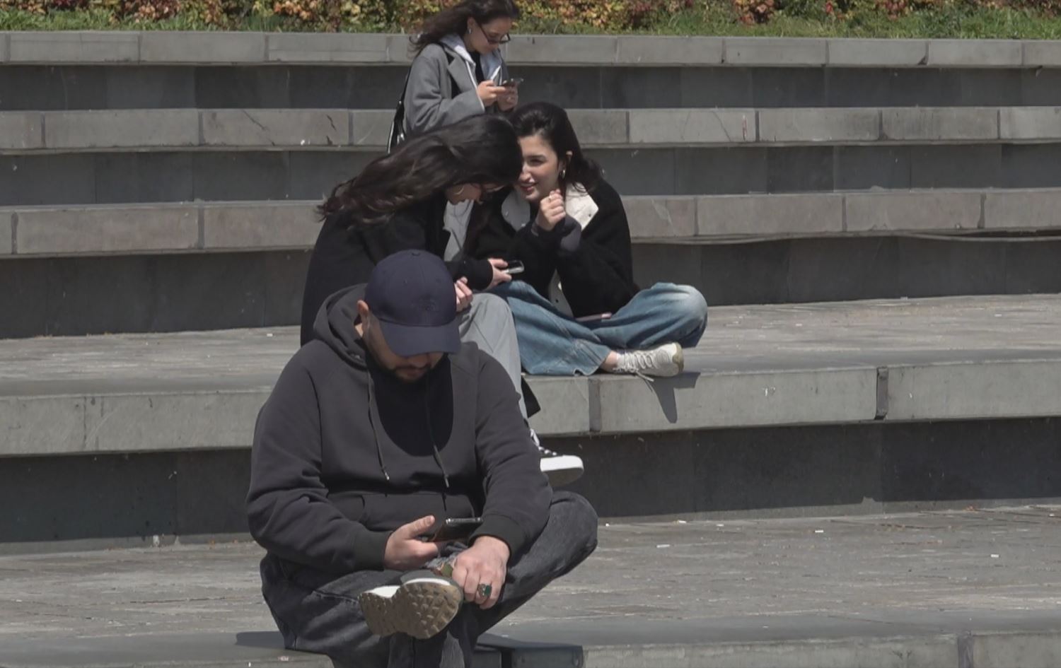 Ciwanên ku telefonê bi kar tînin /Wêne: Rûdaw