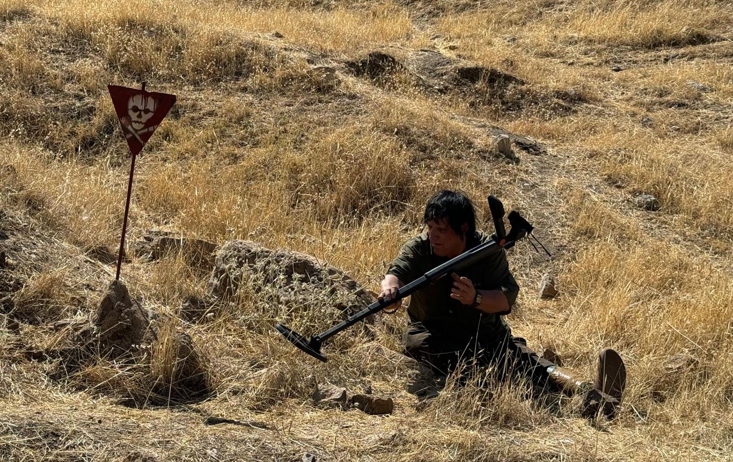Pêşmergeyê bi navê Hoşyar Elî li Helebceyê mayinan radike\ Wêne: Mehmed Salih Bedirxan / Rûdaw