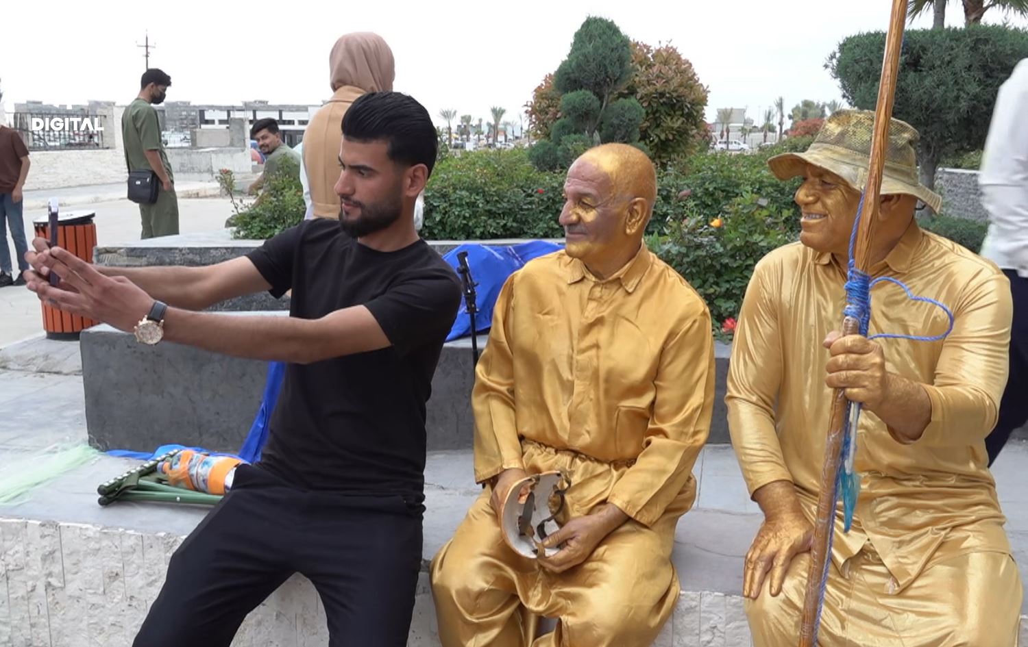 هەوادارێکی شانۆ لەگەڵ دوو شانۆکار لە فێستیڤاڵی شانۆی زانکۆکان