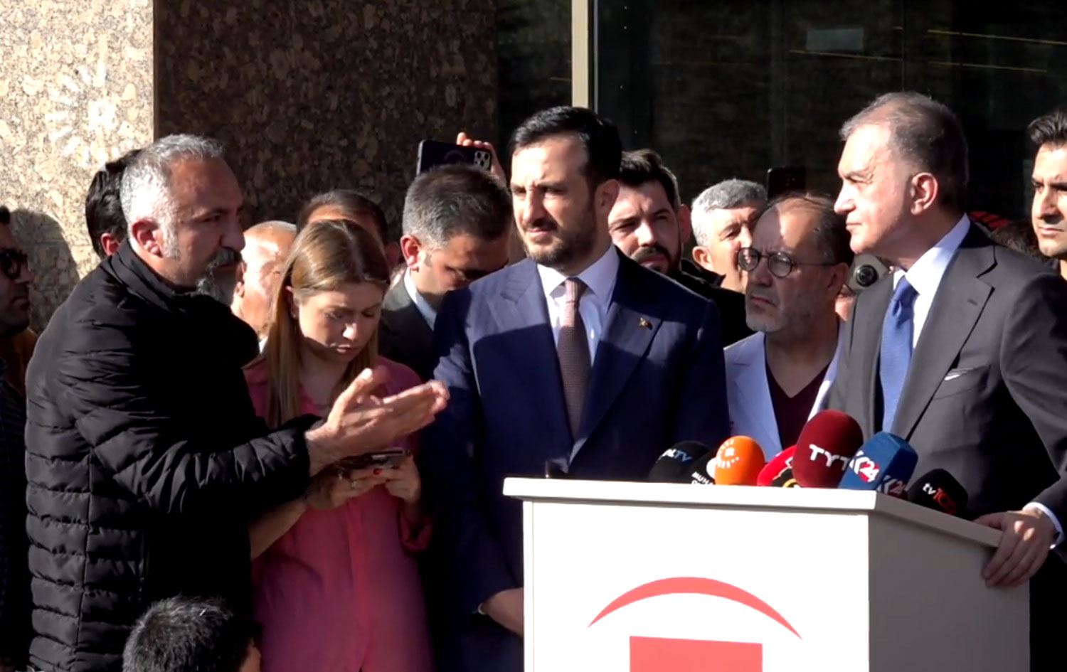 Omer Çelîk pirsa Rûdawê dibersivîne / Wêne û Vîdeo: Rûdaw