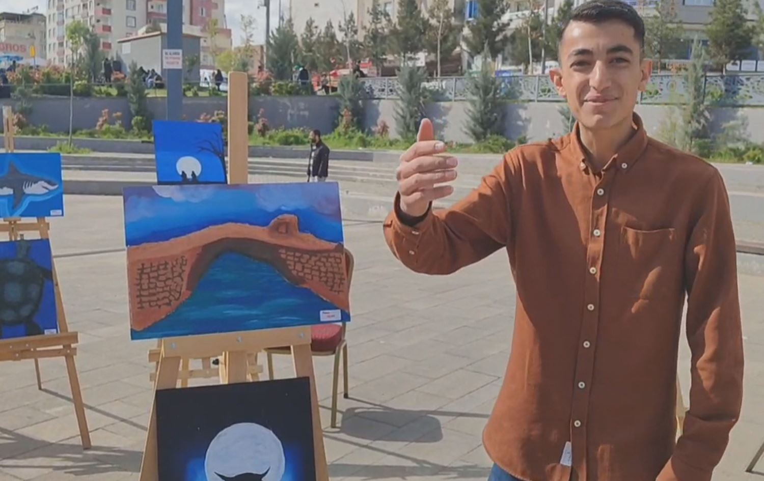 Xwendekarê bi navê Adem Uçak\