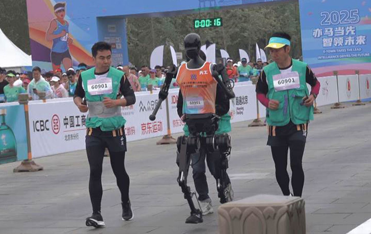 Foto: Çin'de insansı robotlar yarı maratonda insanlarla birlikte yarıştı/Rûdaw    