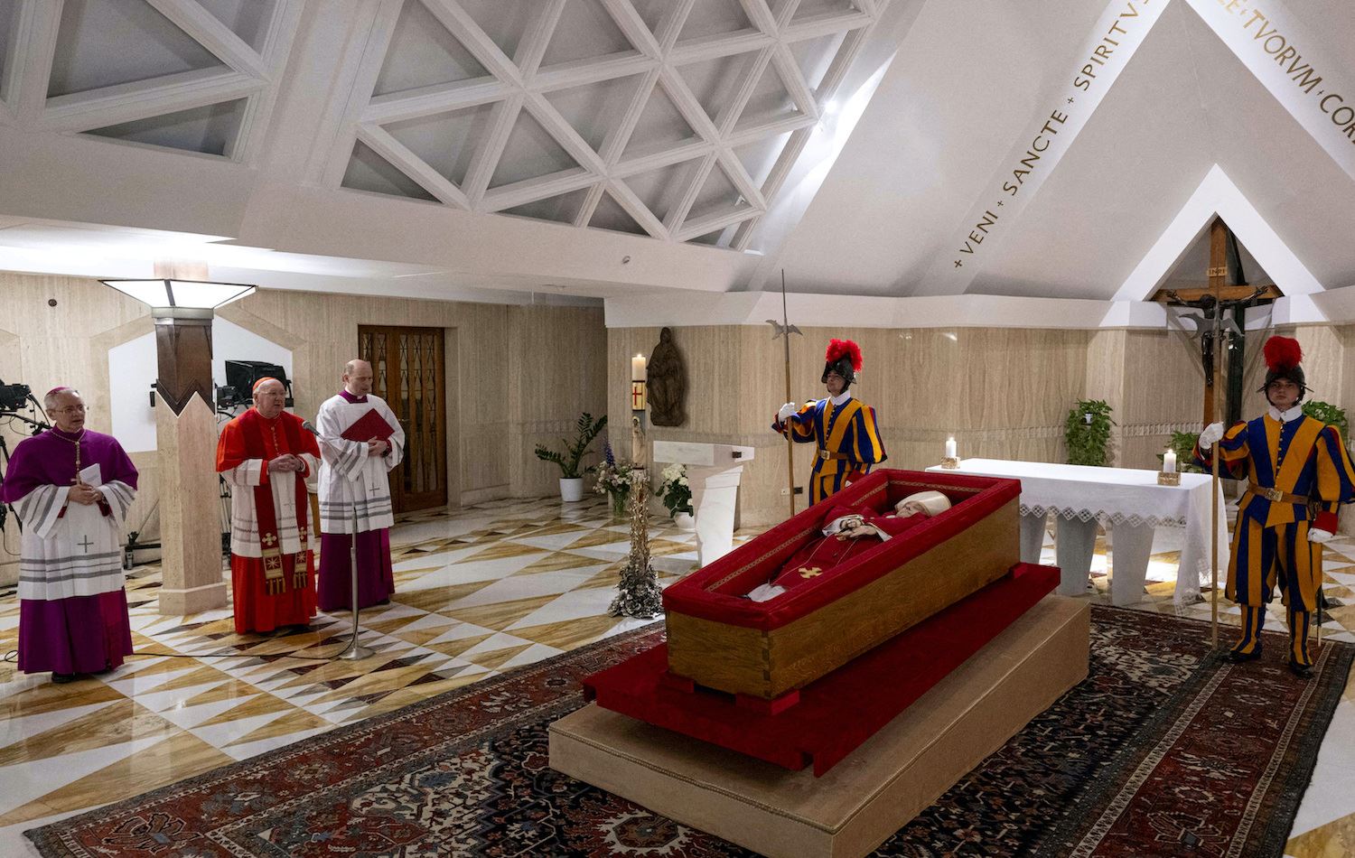 Papa Francis'in naaşı üstü açık bir tabutta bekletiliyor / Fotoğraf: Reuters 