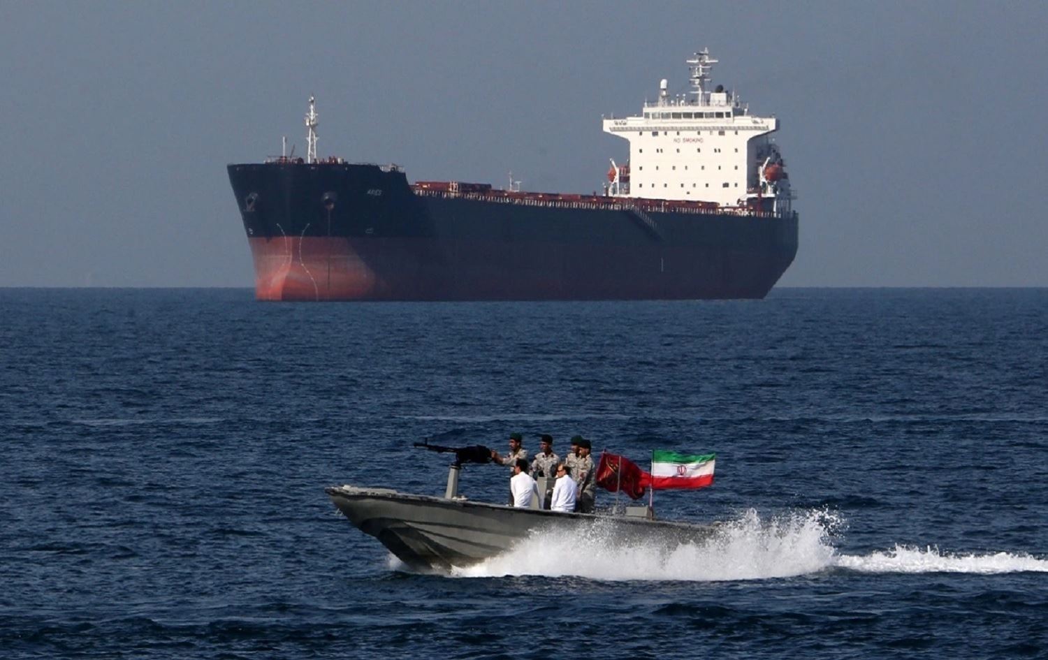 Basra Körfezi'nde kaçak yakıt krizi: İran iki tankere el koydu     