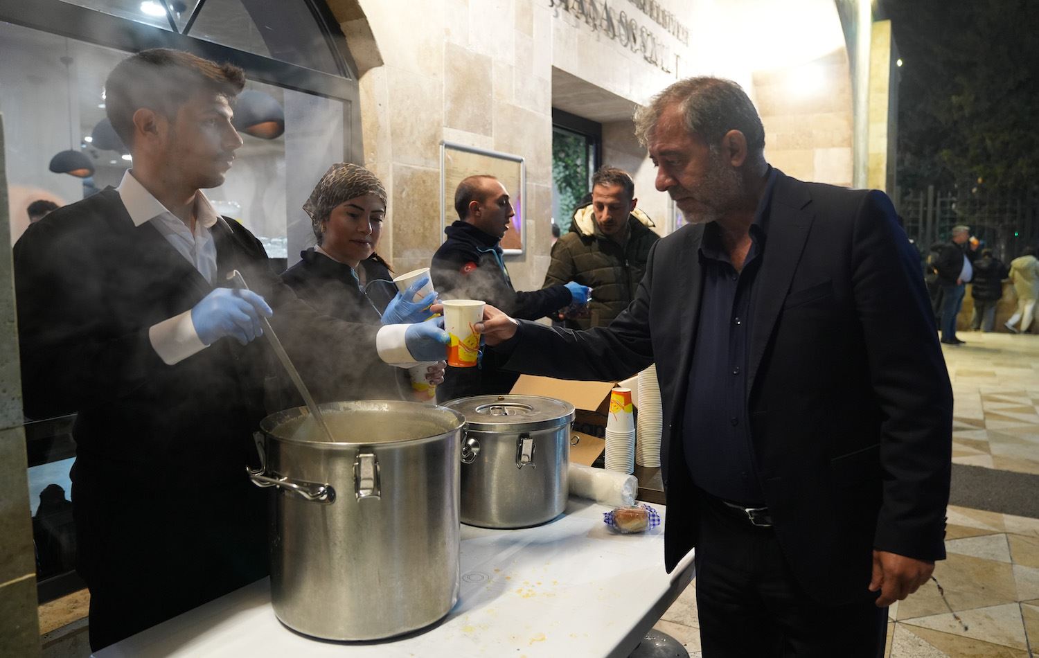 Dışarıda kalan vatandaşlara sıcak çorba ve çay ikram edildi /Fotoğraf: AA 