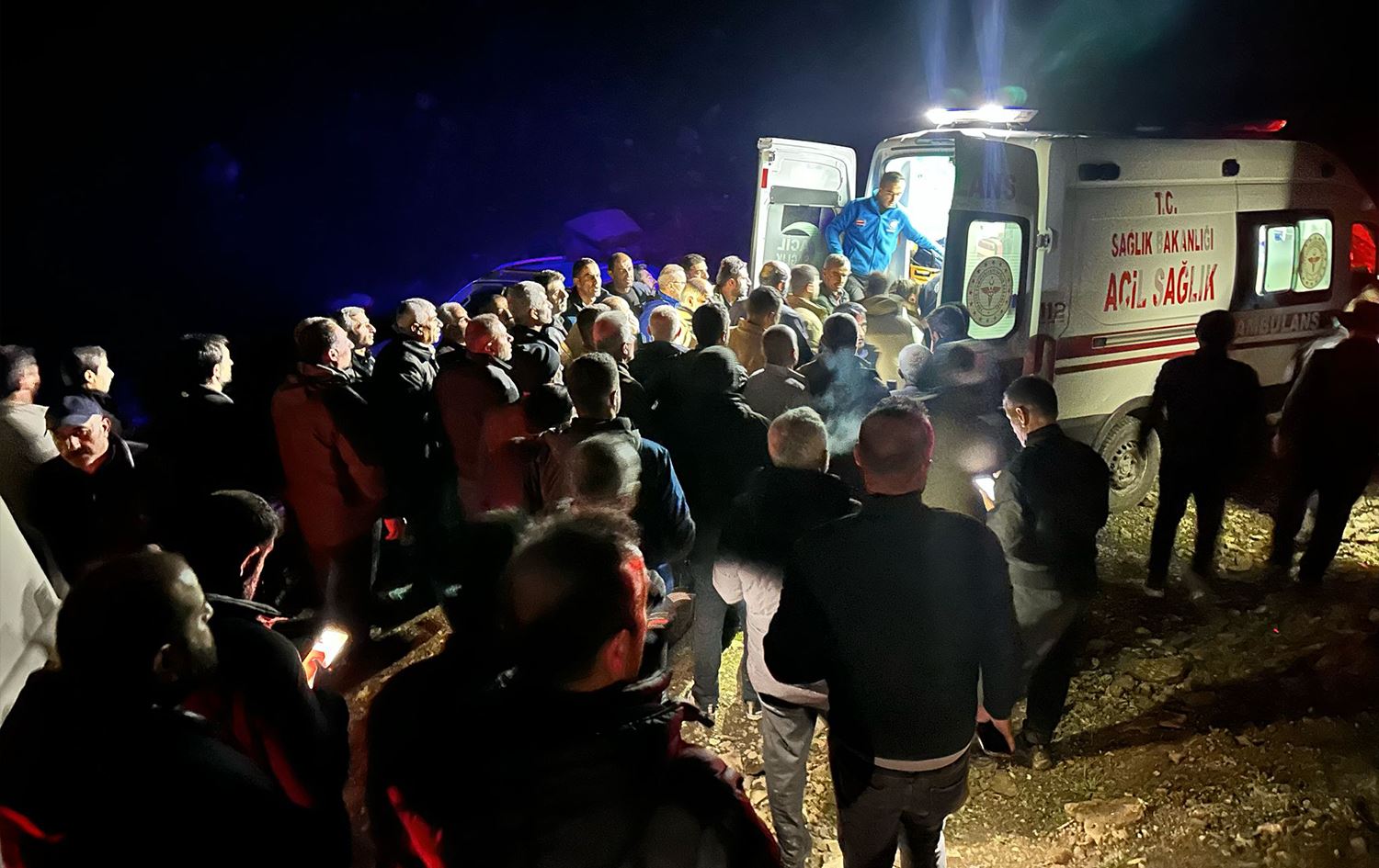 Dema ku tîmên tenduristiyê Alî Gurdan radikin newxeşxaneyê/Wêne: AA