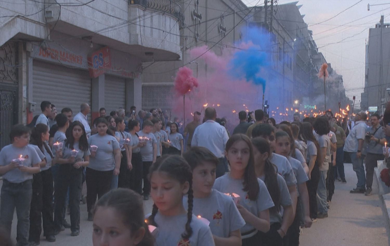 Ermen bi meşaleyan meşiyan / Wêne: Ji ber dîmenan