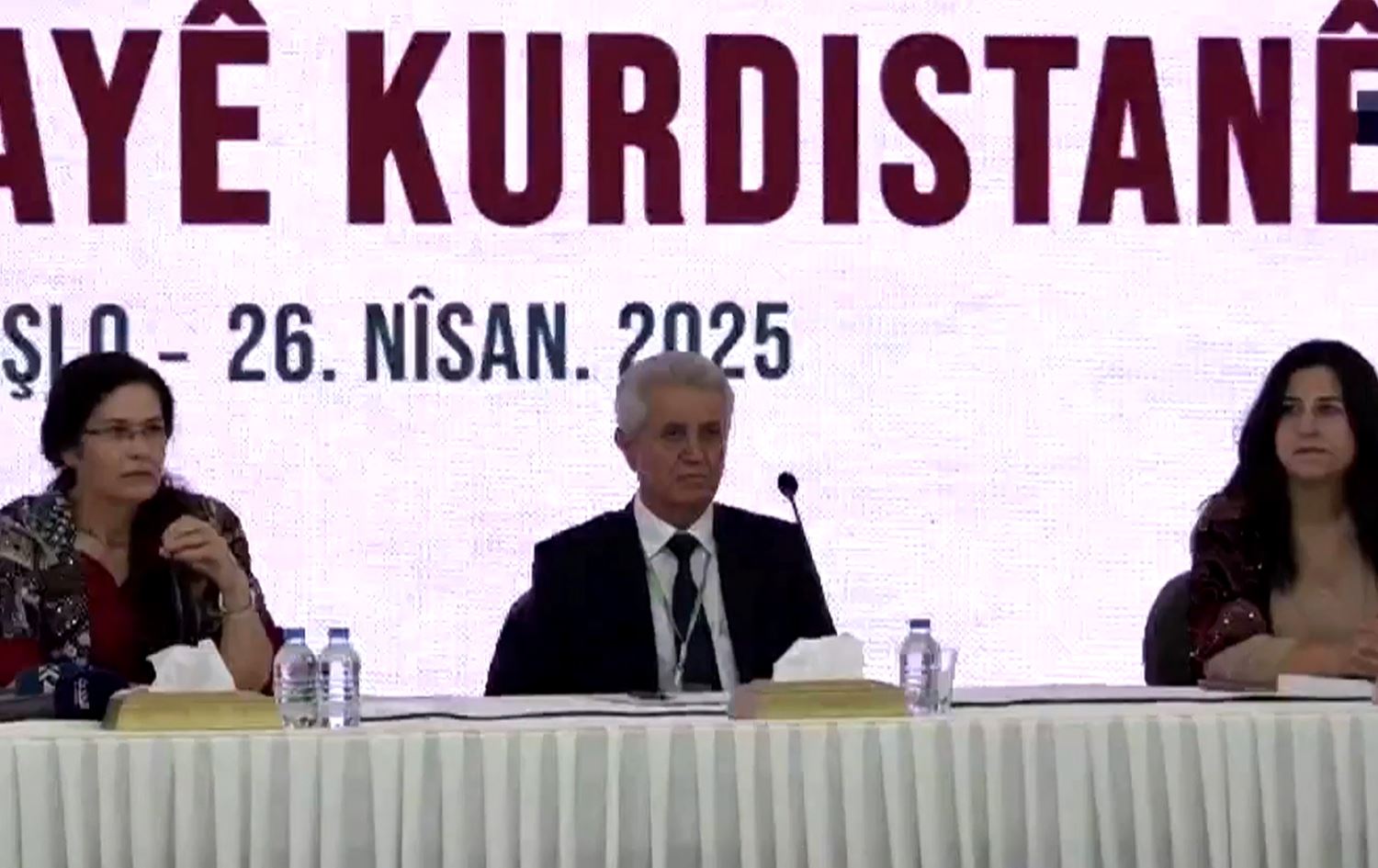 Dîwana Konferansê, Îlham Ehmed, Perwîn Yûsif û Mihemed Îsmaîl\ Wêne: Ji vîdeoyê hatiye girtin