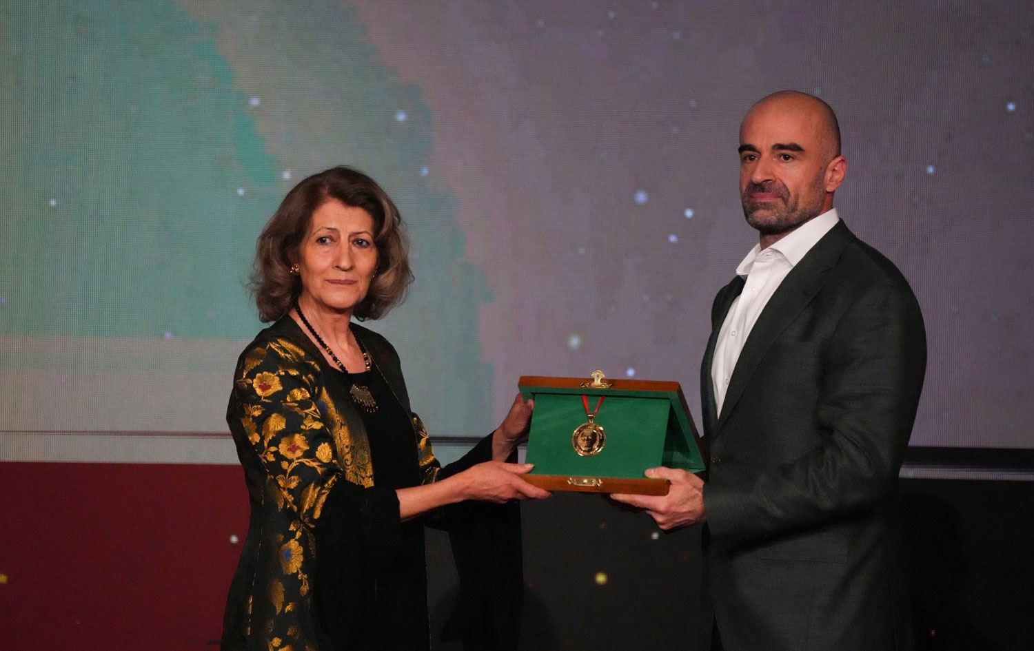 Bafil Talebanî xelata Mezlûm Ebdî wergirt / Wêne: Bafel Jalal Talabani-Facebbok