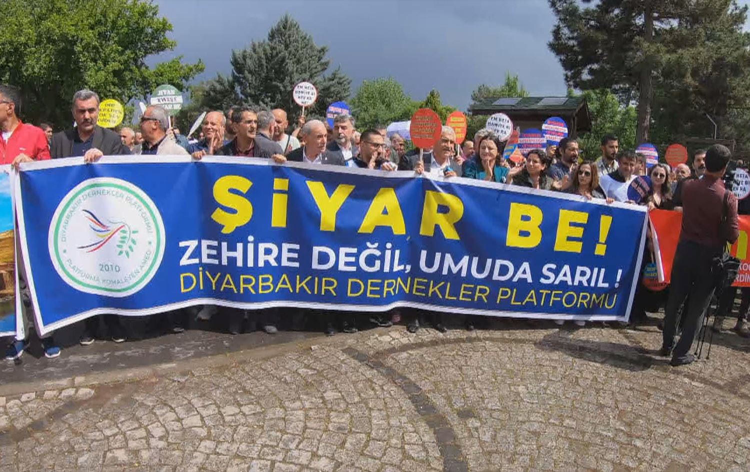 Amed li dijî madeyên hişbir meşiya: 'Madeyên hişbir û fihûş civakê ji hundir ve dirizînin'