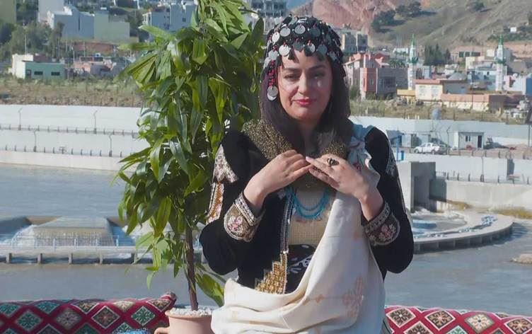 Kürt tasarımcı Sunbl Şucai