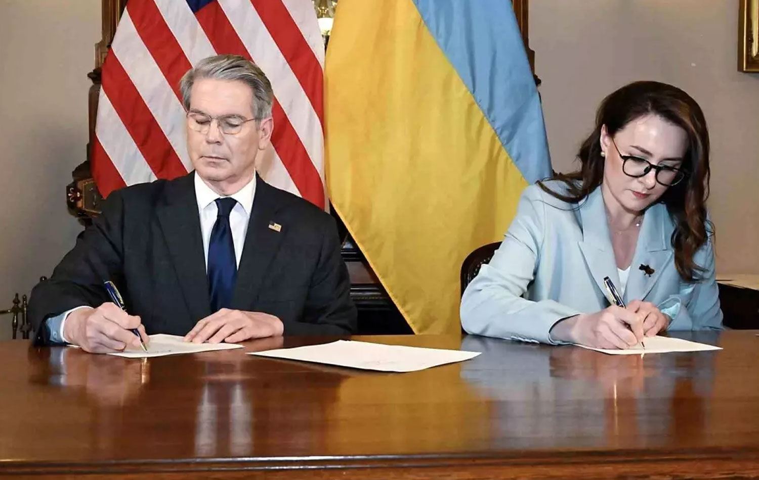 Anlaşma, bugüne kadarki askeri ve finansal desteği karşılığında ABD'ye Ukrayna'nın doğal kaynaklarına erişim imkanı sağlayacak.