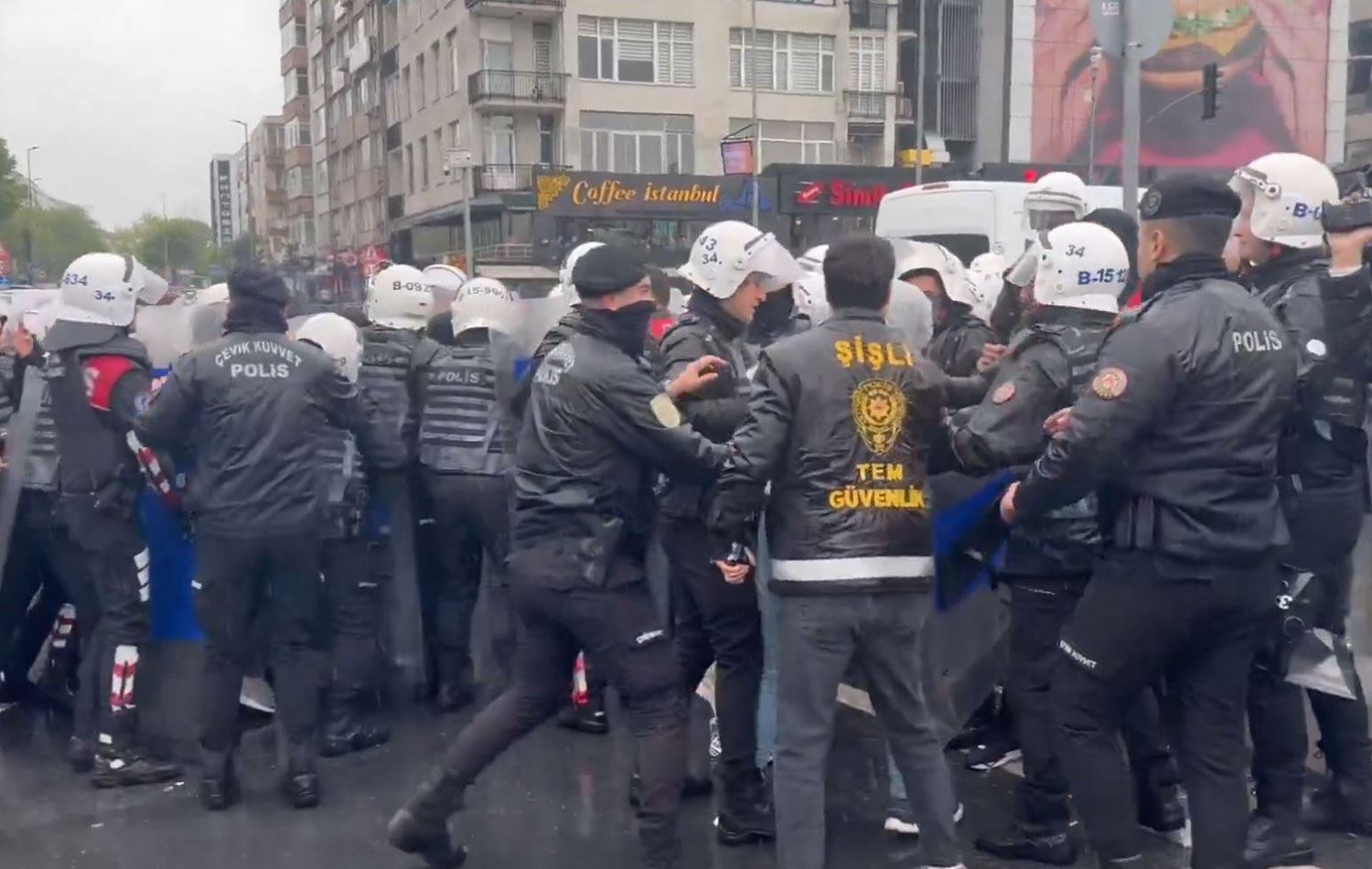 Polîsan midaxaleyî kesên ku xwest bimeşe Taksîmê kir /Wêne: Rûdaw 