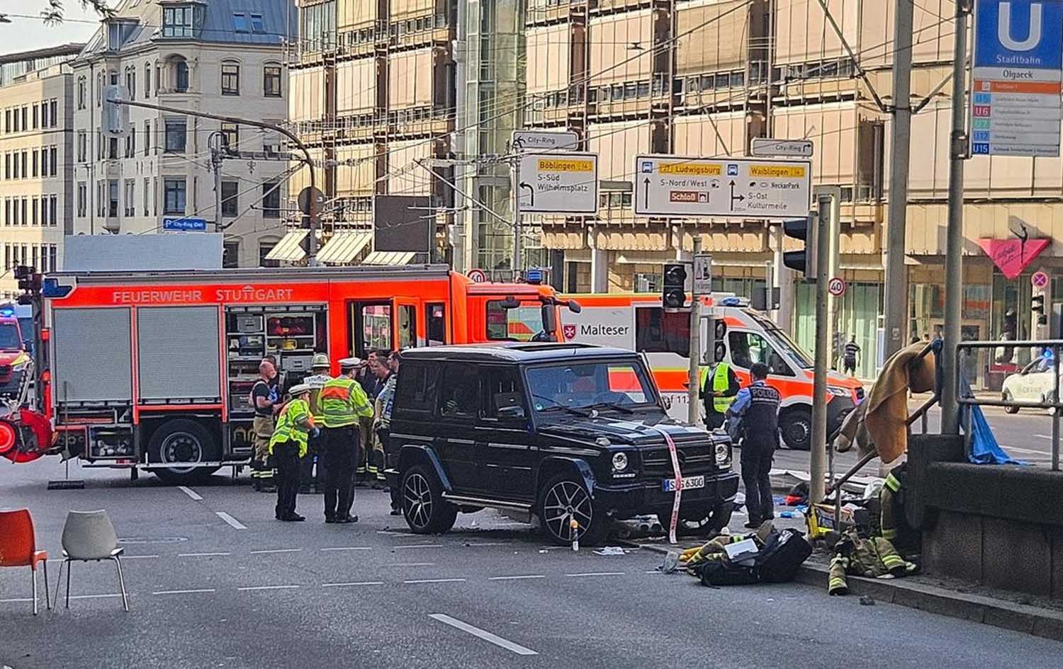 کەسێک لە ئەڵمانیا بە ئۆتۆمبێل خۆی بەنێو خەڵکدا کرد و 8 کەسی بریندار کرد