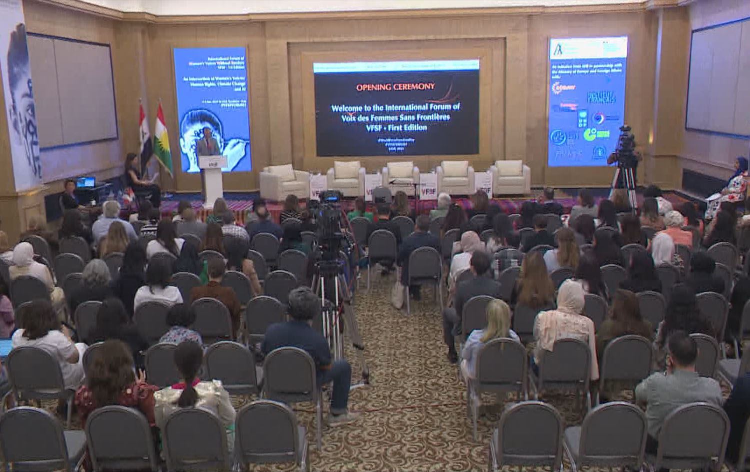 Yekemîn Foruma Navneteweyî ya Dengê Jinên Bêsînor\ Wêne