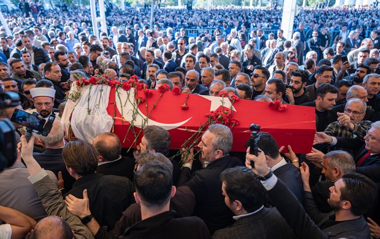 Binlerce kişi Sırrı Süreyya Önder’i son yolculuğuna uğurladı