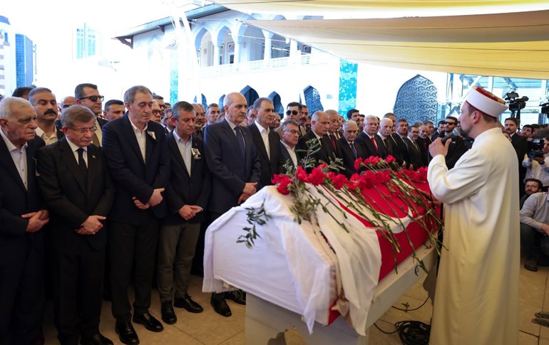 Cenaze töreninde İmam, Sırrı Süreyya Önder ile ilgili anısını anlattı