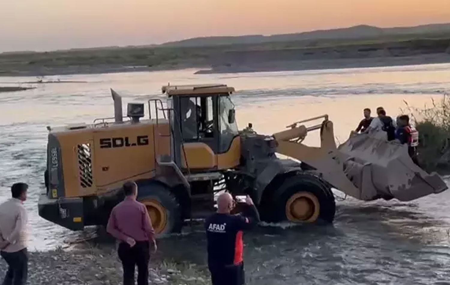 Batman Çayı’nda mahsur kalan 25 kişi iş makineleriyle kurtarıldı. / Foto: DHA