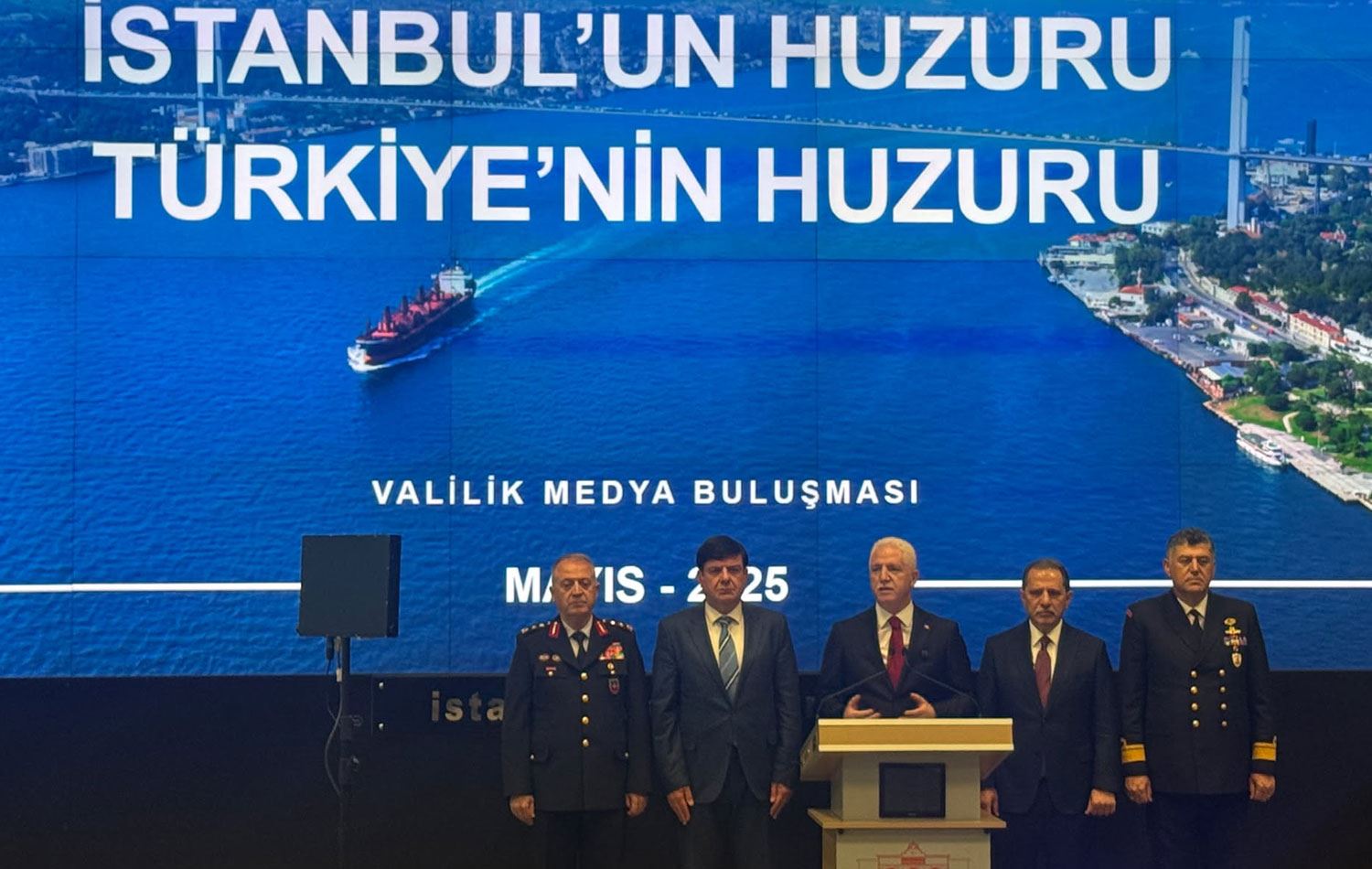 İstanbul Valisi Davut Gül (ortada), AFAD binasında düzenlenen emniyet verileri aylık değerlendirme toplantısında konuştu. / Foto: Ömer Sönmez / Rûdaw