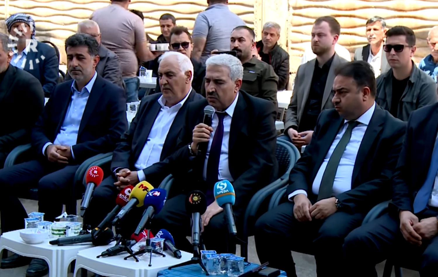 Serokê Şaxa AK Partiyê ya Amedê Omer Îler li şîna Onder Quranê dixwîne / Wêne û vîdeo: Rûdaw