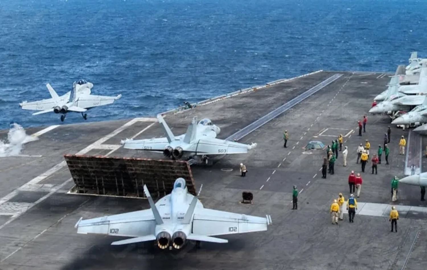 ABD savaş uçağı, uçak gemisinden denize düştü