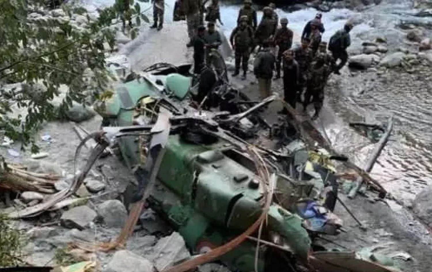 Hindistan'da helikopter düştü, 5 kişi öldü