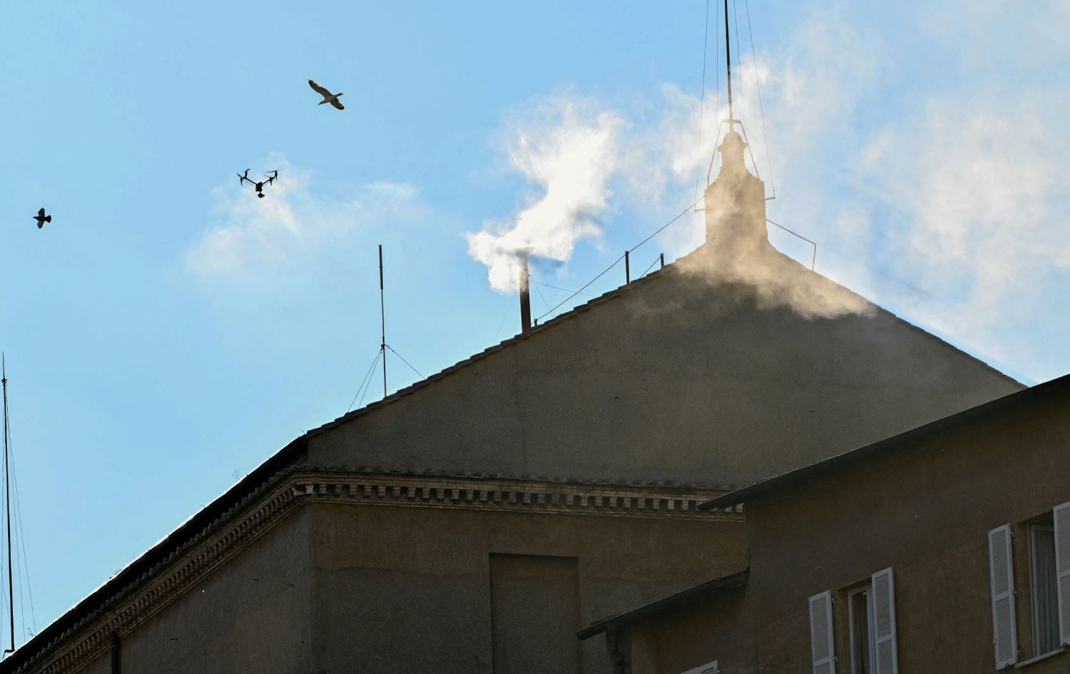  Papayê nû hat hilbijartin û ji kuleka Şapela Sistineyê dûmana spî bilind bû/Wêne: AFP