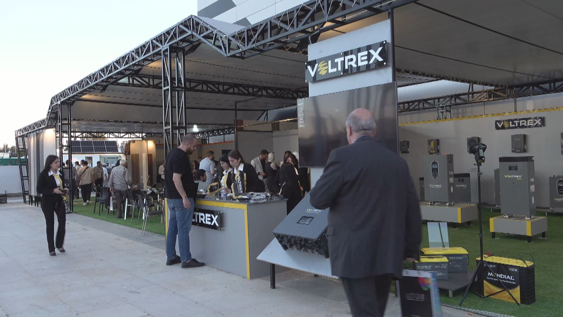 Damascus hosts a trade and investment exhibition