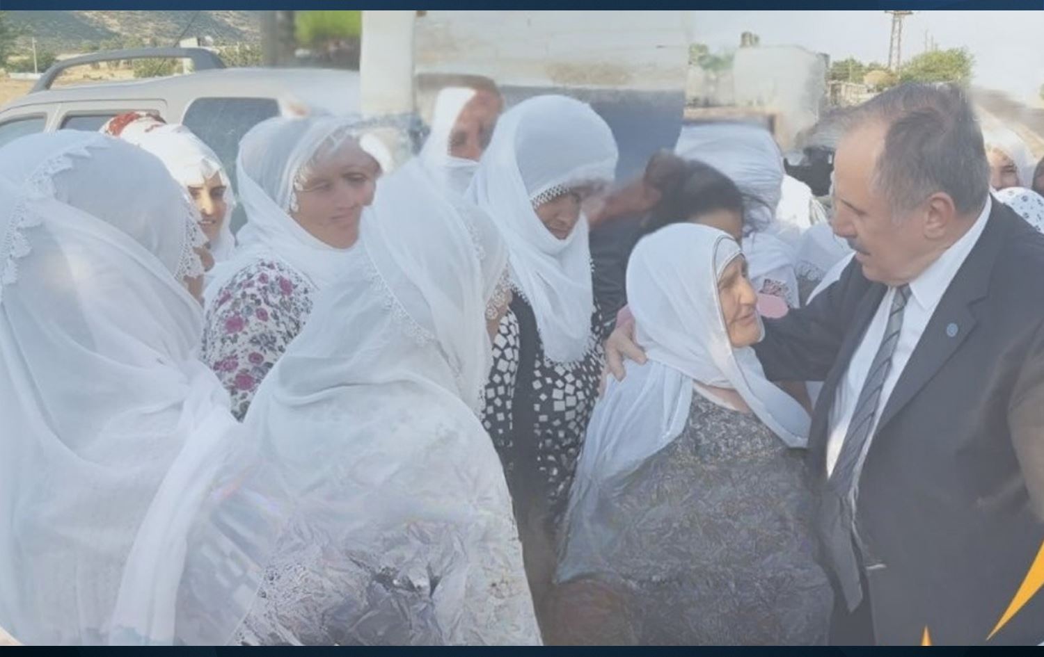 Parlamenterê AK Partiyê yê Amedê Salîm Ensarîoglu li gel dayikên Kurd / Wêne: Medyaya civakî