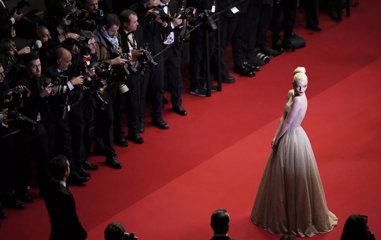 بە رووتی دەرکەوتن لەسەر فەرشی سووری فێستیڤاڵی کان قەدەخەیە