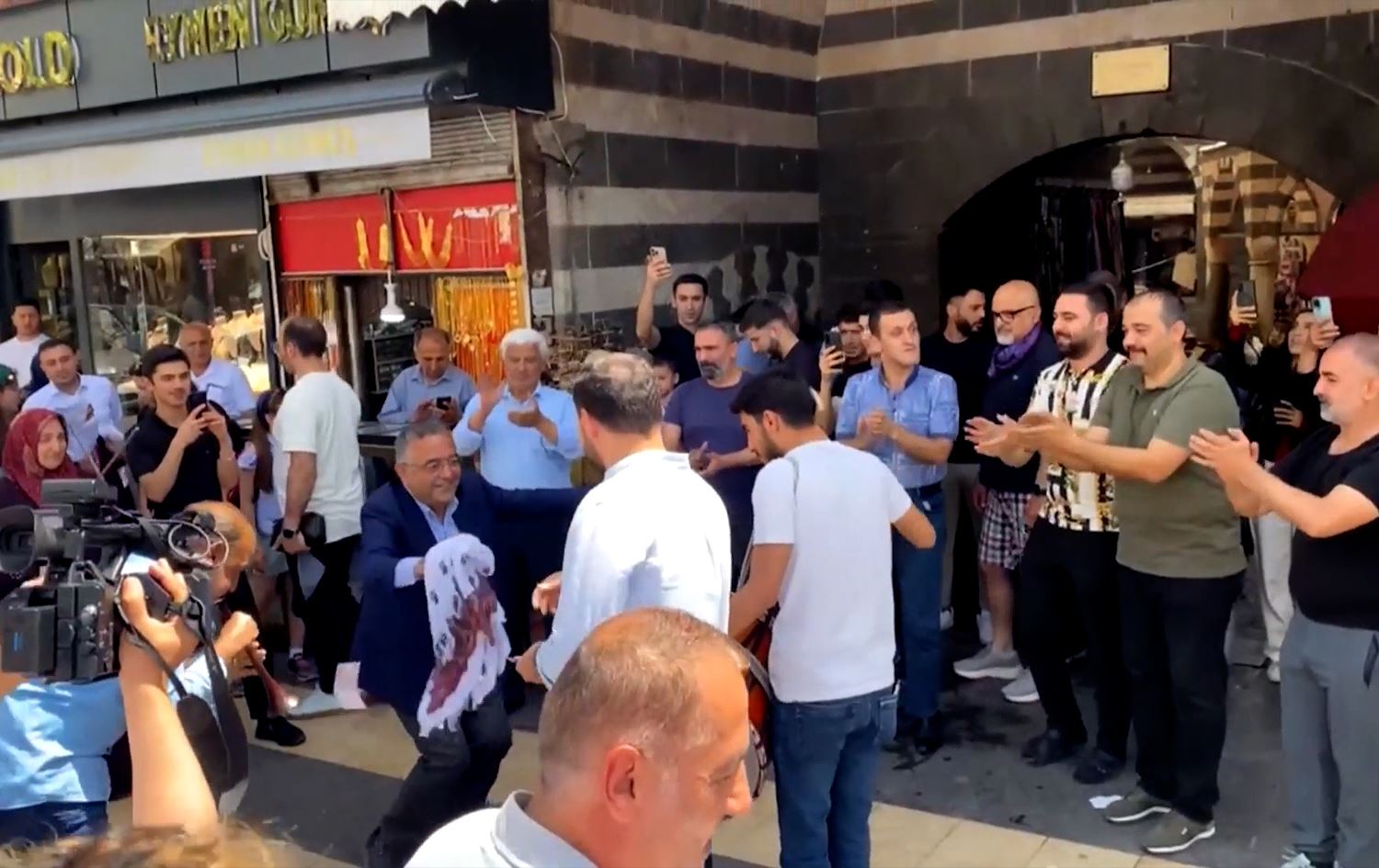 Discussions over the PKK's decision to disarm continue in Turkey