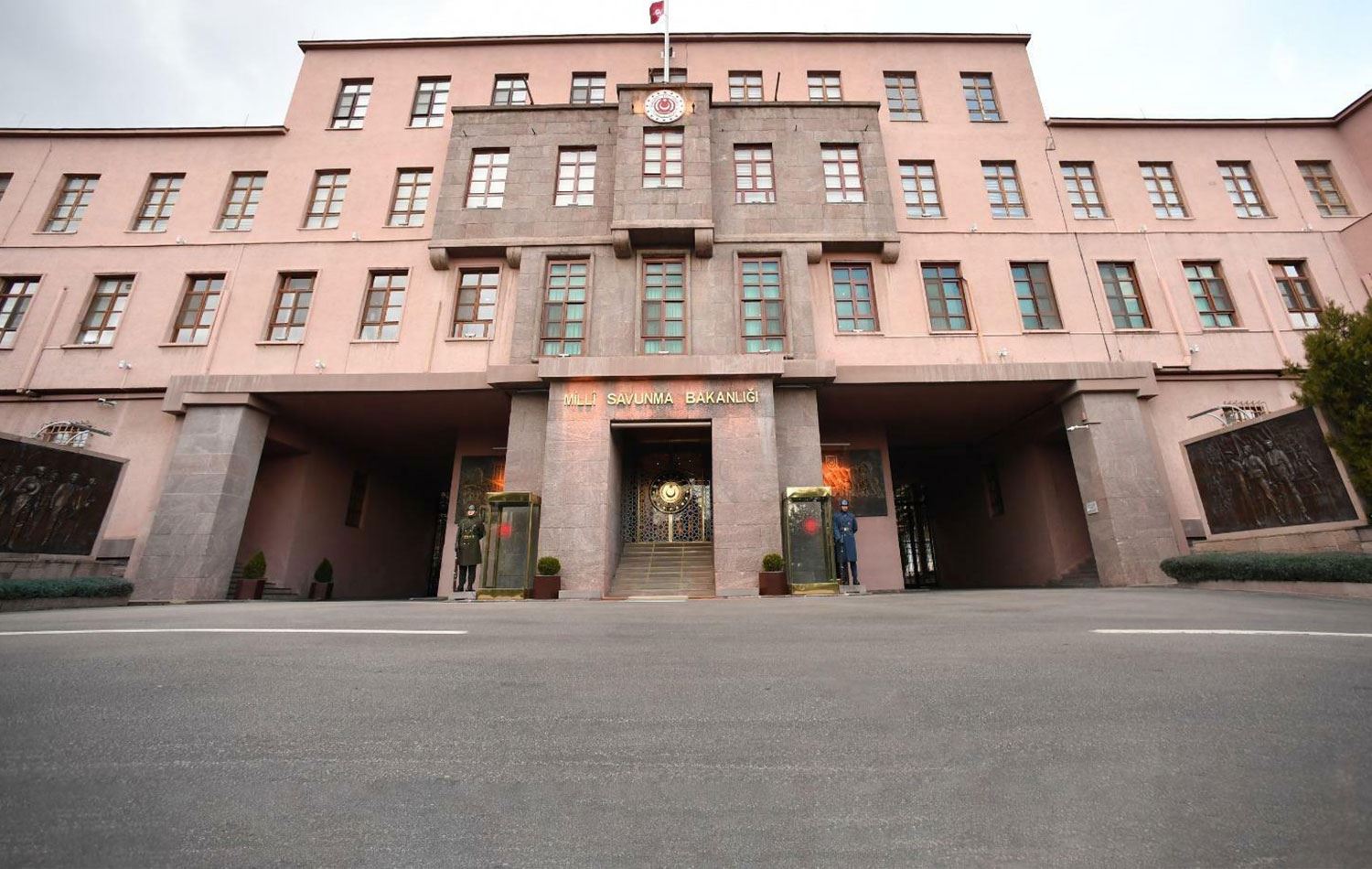 MSB Uzman Çavuş Mesut Karadağ'ın hayatını kaybettiğini duyurdu.