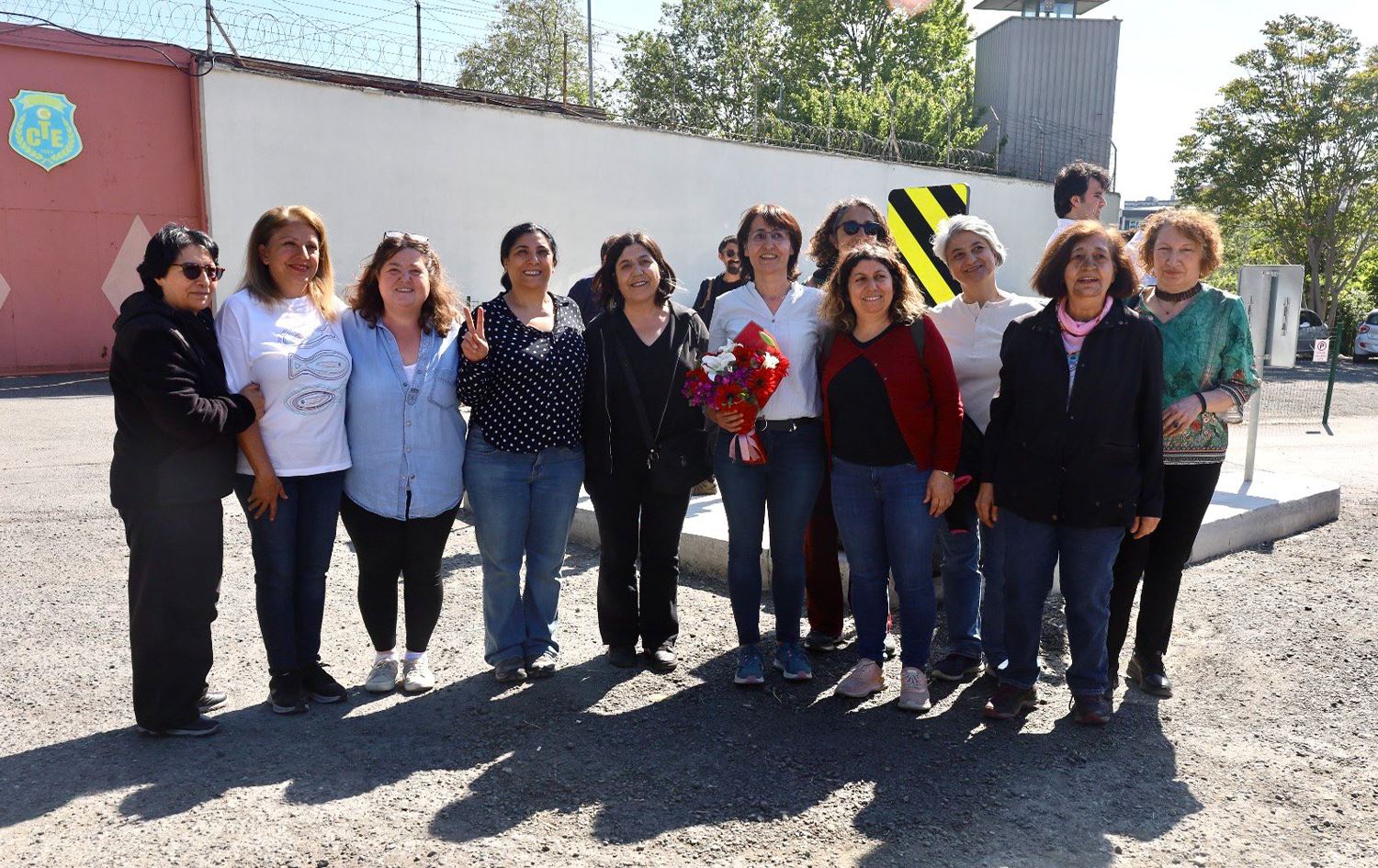 Pêşwaziya jinan a li ber girtîgehê /Wêne: DEM Partî