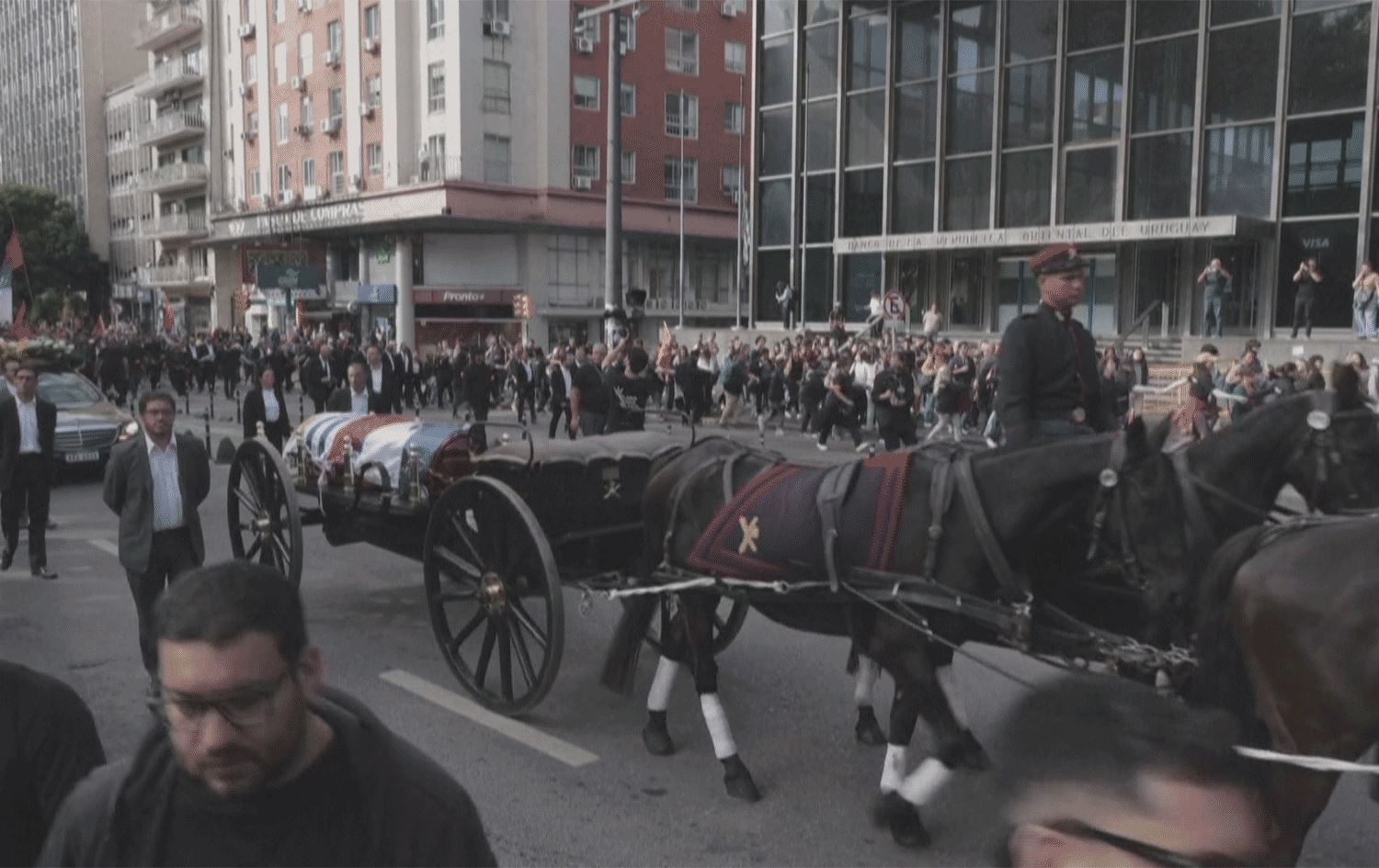 لە رێوڕەسمی ناشتنی 'هەژارترین سەرۆکی جیهان' نەیارەکانیشی ئامادەبوون