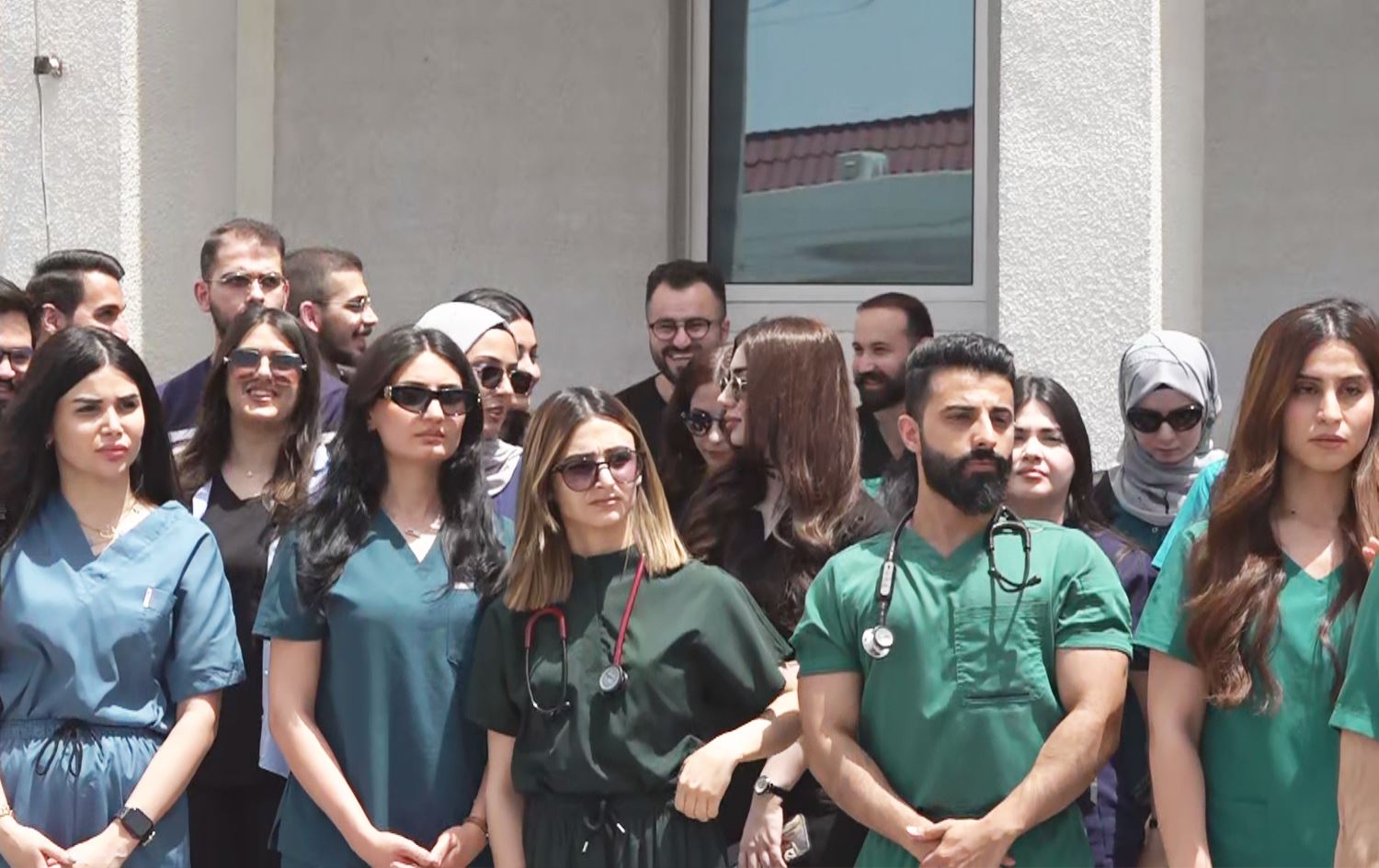 200 پزیشک لە نەخۆشخانەی ئازادی لە دهۆک گردبوونەوە؛ 'داهاتوومان نادیارە و بێئومێدین'