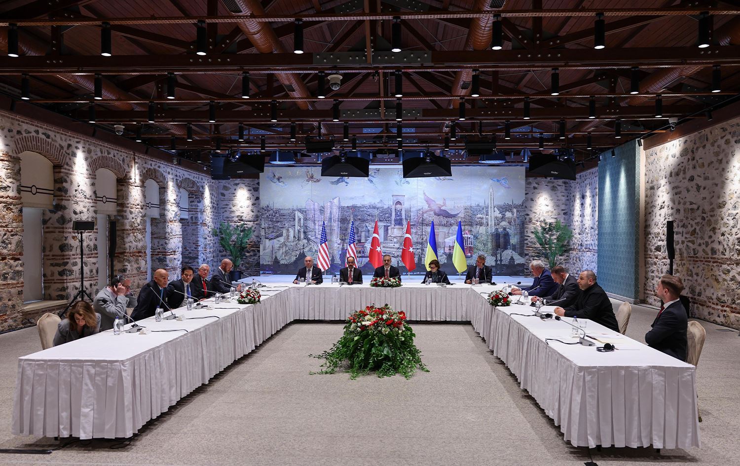 İstanbul'daki Rusya-Ukrayna barış müzakere heyetlerinin toplantısından bir kare. / AA