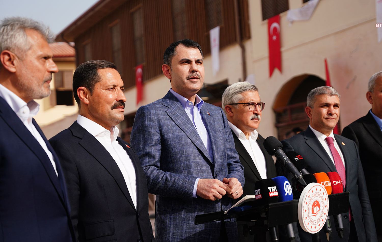 Bakan Kurum, Hatay Uzun Çarşı’daki TOKİ inşaat şantiyesinde basın açıklaması yaptı. / AA