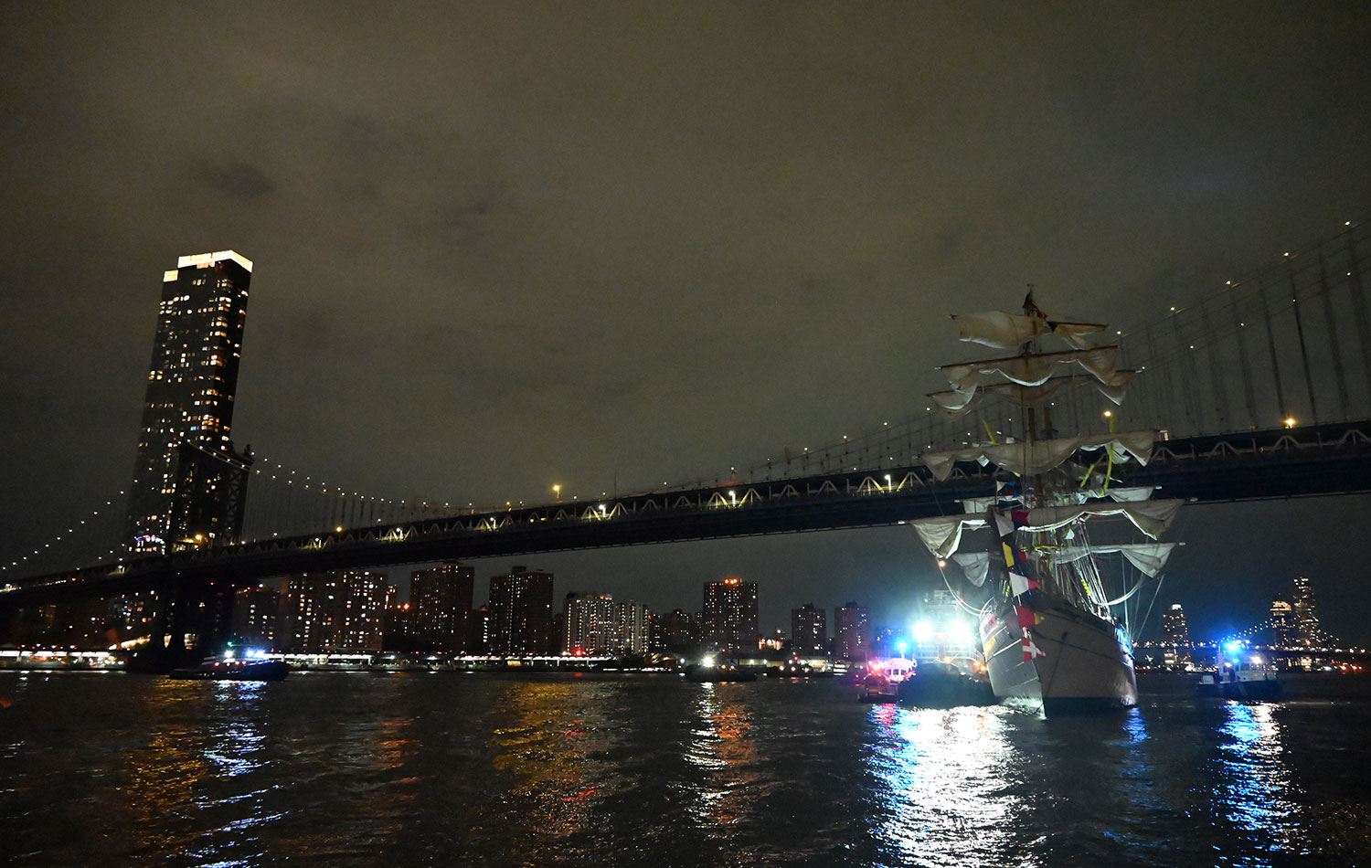 Eğitim gemisi Brooklyn Köprüsü’ne çarptı. / AA