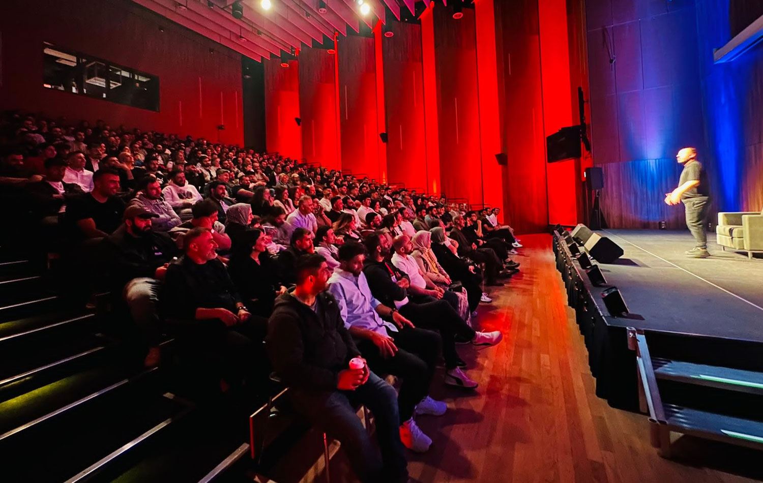  Erdal Kaya’nın stand-up gösterisine Kanada’da büyük ilgi. /@erdal1kaya