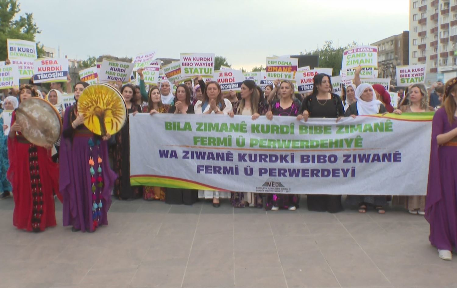 Amed ji bo Kurdî meşiya: 'Mafên Kurdan ne mijara bazarê ne'