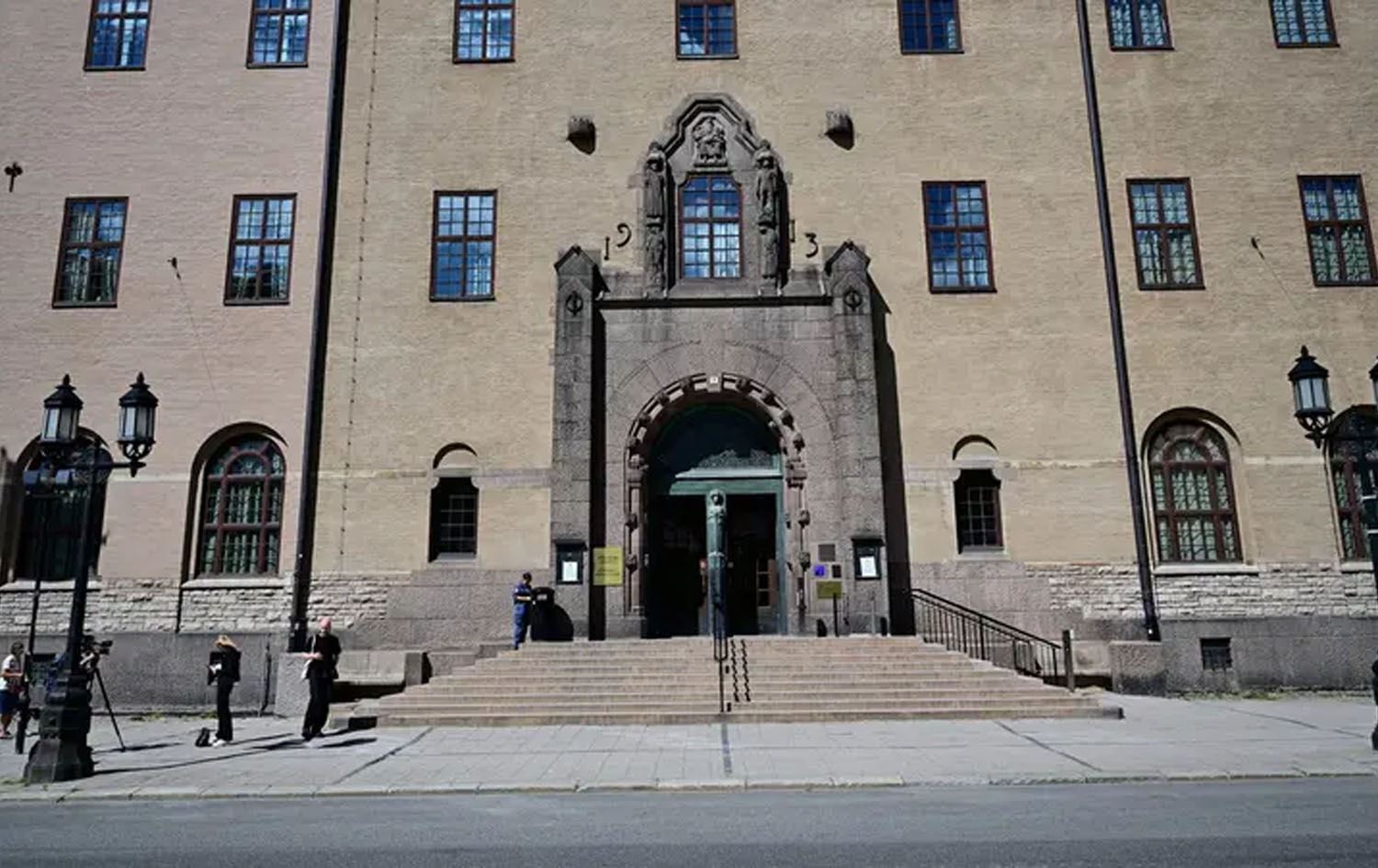 سوێدییەک بە تۆمەتی رفاندن و سووتاندنی فڕۆکەوانێکی ئوردنی دادگەیی دەکرێت