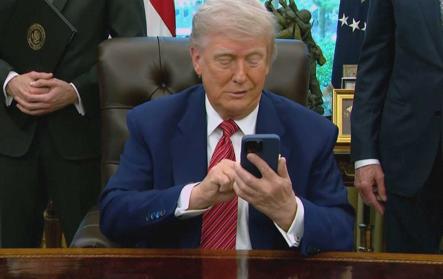 لە کۆنگرەیەکی رۆژنامەڤانیدا دوو کۆنگرێسمان پەیوەندی بە ترەمپەوە دەکەن و ئەویش وەڵامیان ناداتەوە