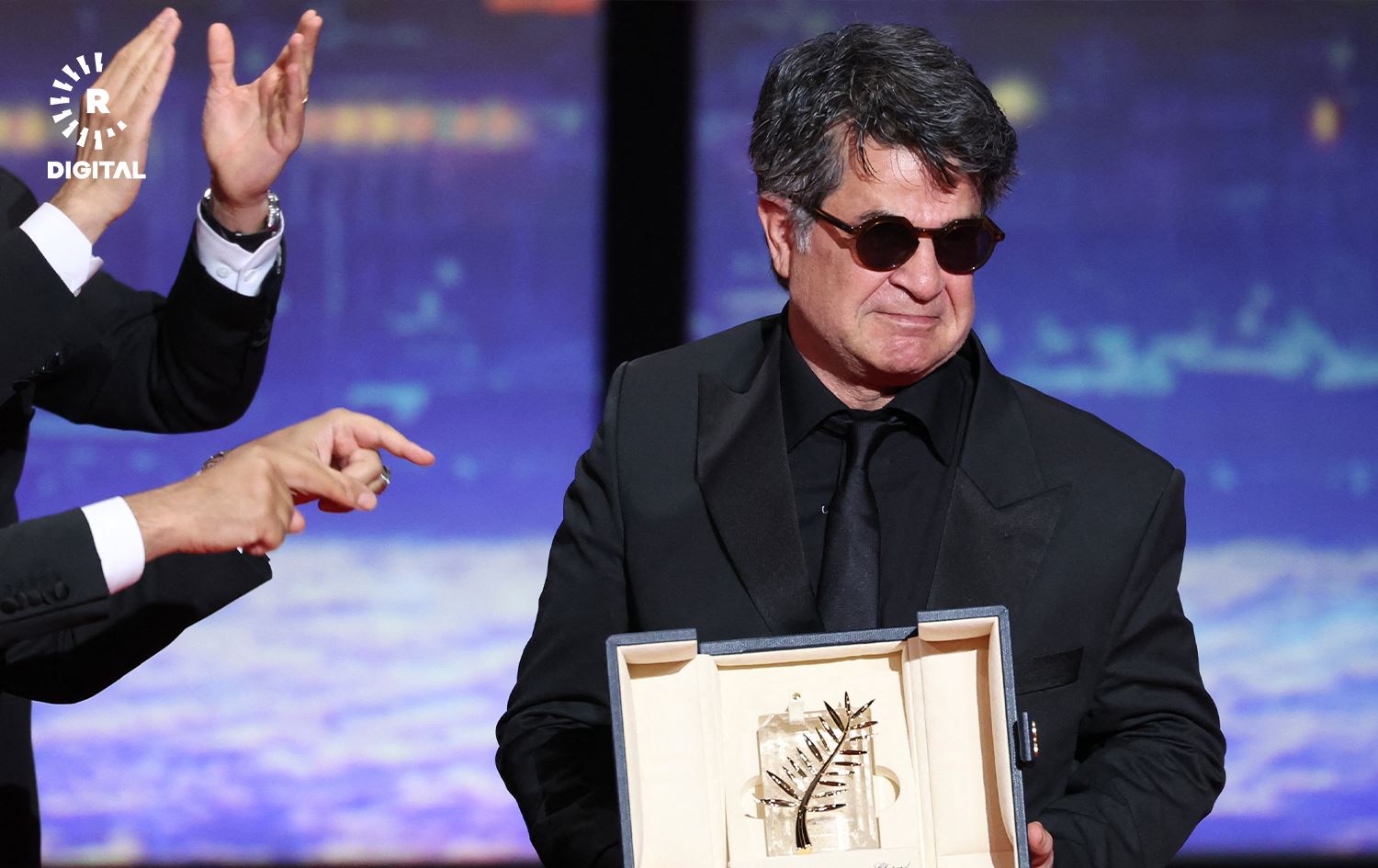 جەعفەر پەناهی لە کاتی وەرگرتنی خەڵاتی چڵەخورمای زێڕین. وێنە: AFP