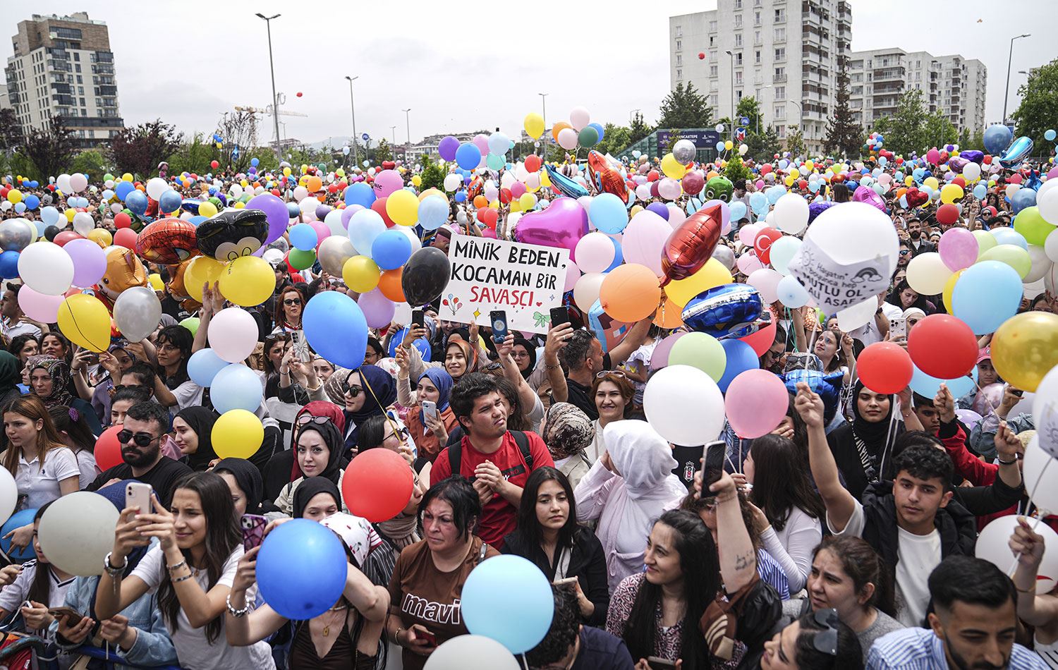 Kanseri yenen çocuk için gökyüzüne balonlar bırakıldı. / AA
