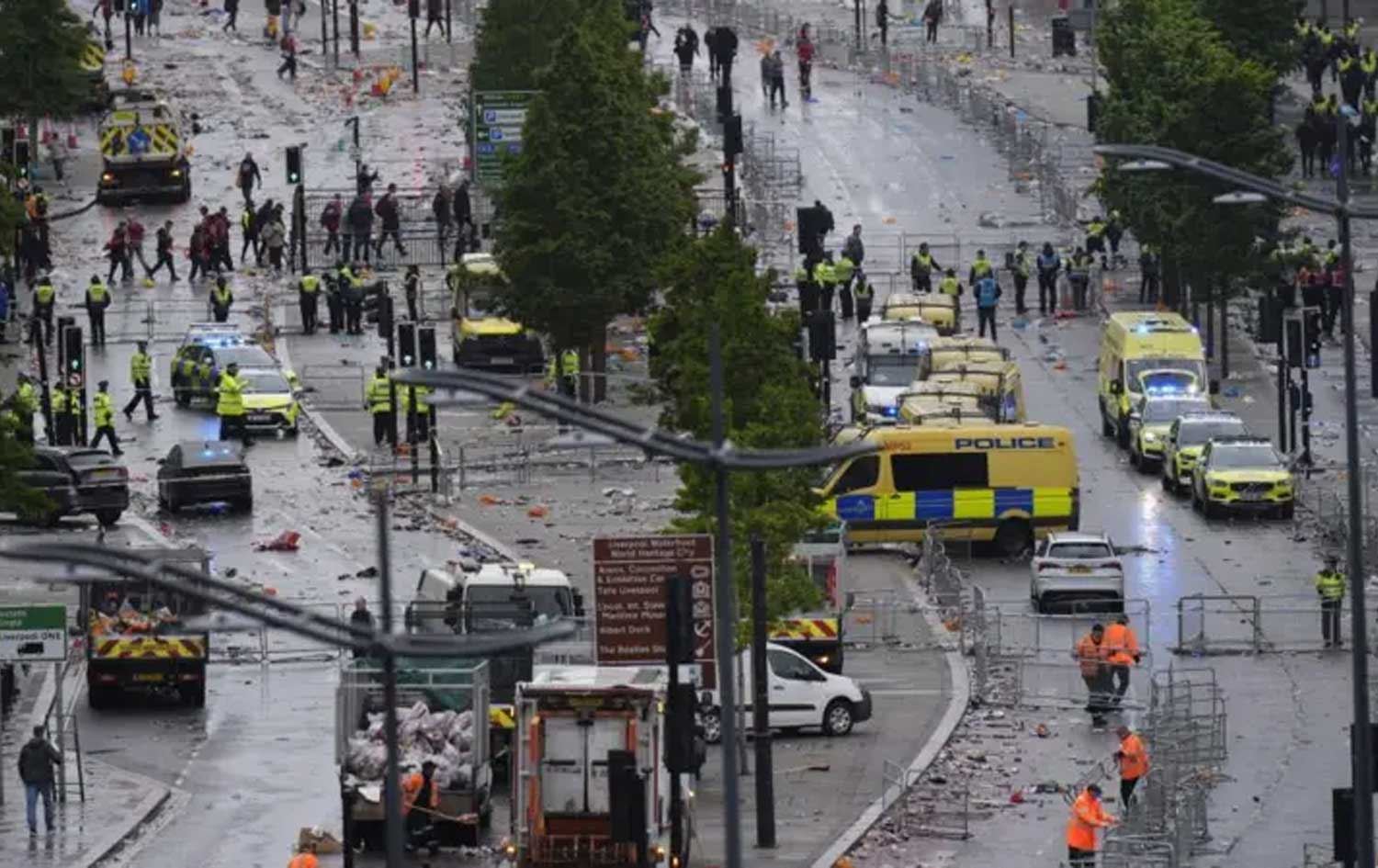 لە لیڤەرپوول ئۆتۆمبێلێک خۆی بەناو ژمارەیەک هاندەری وەرزشیدا کرد