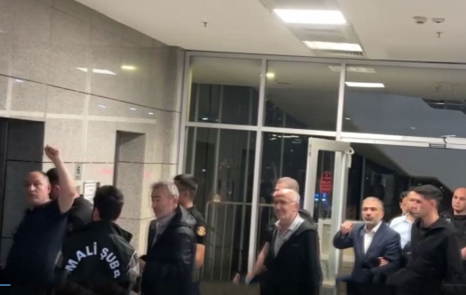 İBB'ye yönelik 4’üncü dalga operasyonda 25 kişi tutuklandı. / Foto: Video Alıntısı / AA